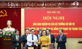 Đồng chí Lê Vĩnh Tân bàn giao nhiệm vụ Bộ trưởng Bộ Nội vụ cho đồng chí Phạm Thị Thanh Trà.