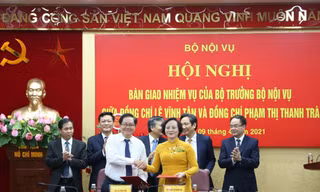 Đồng chí Lê Vĩnh Tân bàn giao nhiệm vụ Bộ trưởng Bộ Nội vụ cho đồng chí Phạm Thị Thanh Trà.