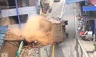 Xe chở gạch lật ngang, đè chết hai người