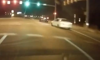 Honda Accord mất lái, đâm vào rào chắn ở tốc độ cao