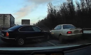 Khôn lỏi lách qua đường tắc, sedan nhận 'kết đắng'