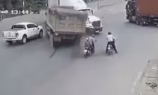 Pha đánh lái của xe ben tránh tai nạn thảm khốc