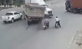Pha đánh lái của xe ben tránh tai nạn thảm khốc