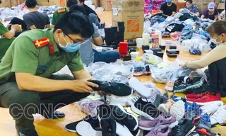 Công an đang phân loại hàng chục nghìn sản phẩm trong kho hàng lậu. Ảnh: Công an Đồng Nai