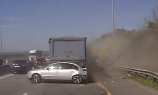 Phi như bay trên cao tốc, ôtô gây tai nạn liên hoàn