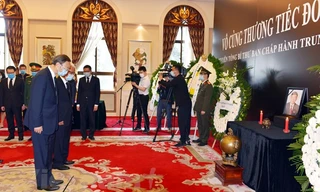 Ủy viên Bộ Chính trị, Chủ nhiệm Văn phòng Ủy ban Công tác đối ngoại của Trung ương ĐCS Trung Quốc Dương Khiết Trì viếng nguyên Tổng Bí thư Lê Khả Phiêu. (Ảnh: Vĩnh Hà/Vietnam+)