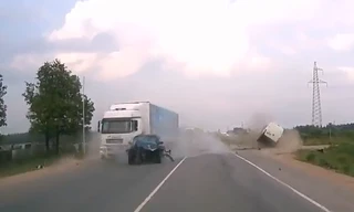 Cố gắng vượt phải container, sedan mất lái gây tai họa