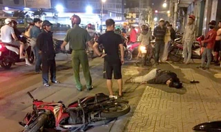 Tên cướp ở Sài Gòn bị dân vây đánh hội đồng sau khi đâm thanh niên chạy SH