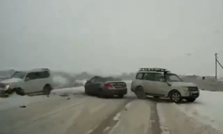 Rẽ không báo hiệu, SUV gây họa cho ôtô ngược chiều