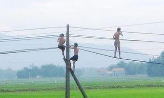 2 cháu bé tử vong do đu dây điện trong lúc tắm ao (Ảnh minh họa).