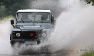 Cần điều khiển xe chuẩn xác khi đi trong mưa lớn. Ảnh: Metro