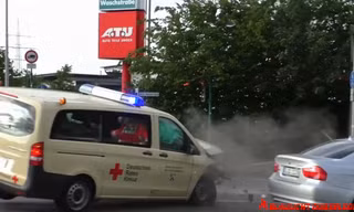 Xe cứu thương Mercedes-Benz bị sedan BMW đâm vỡ đầu