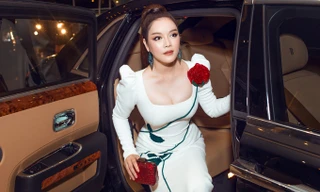 Lý Nhã Kỳ mặc đầm tôn ngực nóng bỏng, đi xe 40 tỷ đến sự kiện