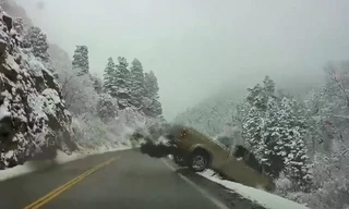 Xe bán tải đâm ôtô đối diện, cùng lao xuống vực