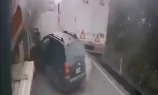 Vượt ẩu, ôtô rơi vào thế 'bánh mỳ kẹp thịt'