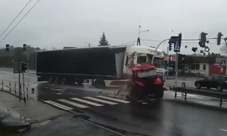 Qua ngã tư bất cẩn, xe máy kéo bị container tông mạnh