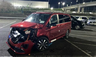 Cựu nhân viên Mercedes-Benz lái máy ủi phá hoại 50 ôtô