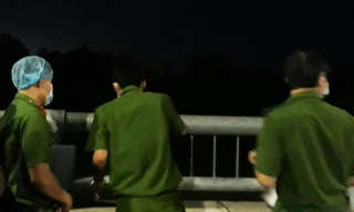 Cơ quan chức năng đang khám nghiệm hiện trường để điều tra nguyên nhân hai người đàn ông tử vong.