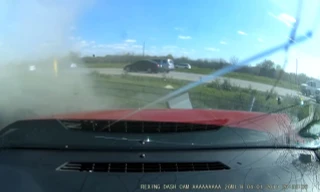 Ngủ gật, tài xế để ôtô tông dải phân cách