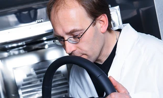 Những người được trả công chỉ để ngửi xe hàng ngày