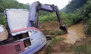 Mục kích máy xúc dọn dầu thải đầu nguồn nhà máy nước sông Đà