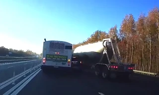 Đánh lái tránh ôtô, xe bồn gây tai nạn liên hoàn trên cao tốc