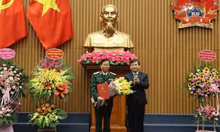 Viện trưởng Viện Kiểm sát nhân dân tối cao Lê Minh Trí trao quyết định và chúc mừng Thiếu tướng Tạ Quang Khải.