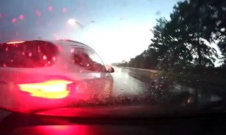 SUV BMW mất lái trên đường mưa, văng đuôi vào xe phía sau