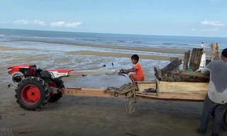 Cậu bé lái máy kéo tự chế, giúp gia đình dọn rác ở bãi biển