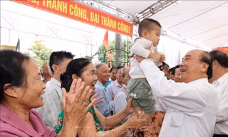 Thủ tướng Nguyễn Xuân Phúc với các tầng lớp nhân dân dự Ngày hội Đại đoàn kết toàn dân tộc. Ảnh: Thống Nhất/TTXVN