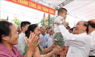 Thủ tướng Nguyễn Xuân Phúc với các tầng lớp nhân dân dự Ngày hội Đại đoàn kết toàn dân tộc. Ảnh: Thống Nhất/TTXVN