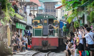 Tàu qua phố cà phê Phùng Hưng phải dừng khẩn cấp vì dân chạy không kịp