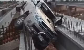 Bán tải mắc kẹt giữa hàng loạt thanh thép trên cầu đang thi công