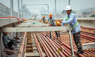 Công nhân metro Sài Gòn phơi mình thi công dưới nắng nóng