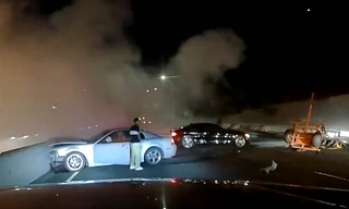 Xe Ford Mustang bốc khói sau khi 'phá luật' lao vào biển hiệu