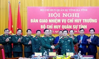 Lễ ký biên bản bàn giao chức vụ Chỉ huy trưởng Bộ Chỉ huy quân sự tỉnh Hà Tĩnh. 