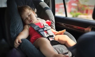 Làm sao để bảo vệ trẻ em khỏi bị ngạt trong ôtô?