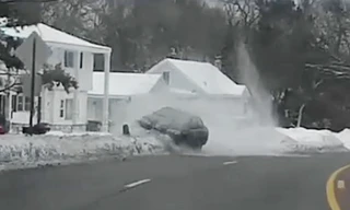 Mất lái đột ngột, sedan lao đầu vào hòm thư