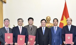 Phó Thủ tướng, Bộ trưởng Bộ Ngoại giao Phạm Bình Minh trao quyết định và chúc mừng 4 tân Tổng Lãnh sự.