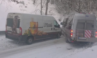 Hàng loạt ôtô đâm nhau trên đường tuyết trơn trượt