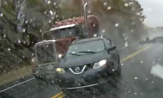 Tai nạn đường mưa khiến nhiều ôtô 'xoay như chong chóng'