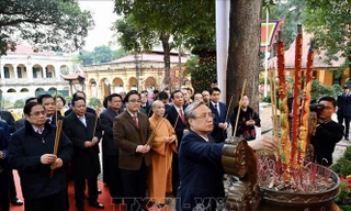 Thường trực Ban Bí thư Trần Quốc Vượng dâng hương tại Hoàng Thành Thăng Long