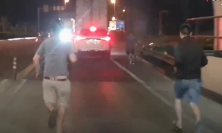 Cảnh sát cầm súng vây bắt trùm ma túy