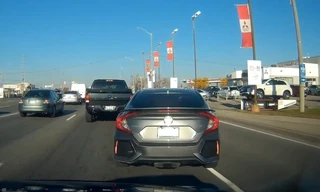 Honda Civic tạt đầu rồi phanh gấp, xe sau 'ăn đủ'