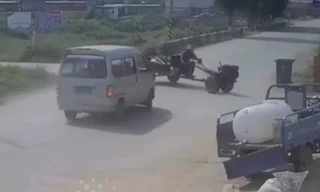 Ôtô đâm gãy đôi máy cày rồi lao xuống ruộng
