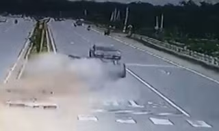 Mất lái, ôtô va dải phân cách đâm vào xe ngược chiều