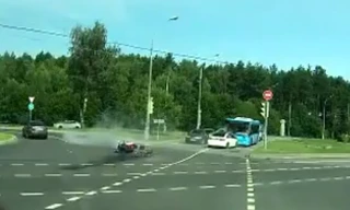 Môtô lao vào xe vượt đèn đỏ với tốc độ kinh hoàng