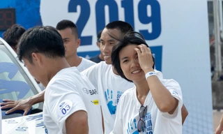 Cô gái chứng tỏ sức bền đặt tay lên ôtô suốt 9 tiếng