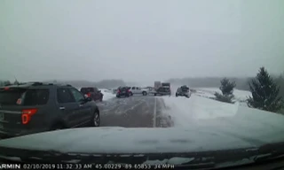 Đi tốc độ gần 100km/h trên đường tuyết, nhiều ôtô phải nhận 'quả đắng'