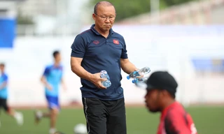 HLV Park Hang-seo cho đội U22 Việt Nam tập ở sân Rizal Memorial sáng nay. Ảnh: VnExpress